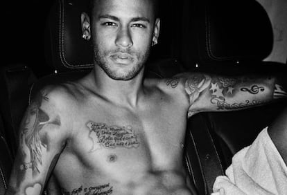 Neymar en la imagen en la que posó la colección 'Towel Series' de Mario Testino.