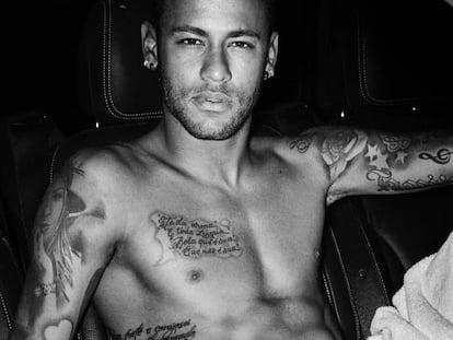 Neymar en la imagen en la que pos&oacute; la colecci&oacute;n &#039;Towel Series&#039; de Mario Testino. 