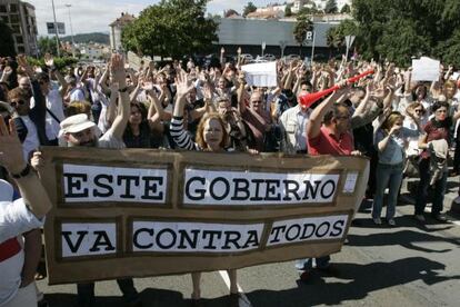 La protesta de los funcionarios cortó ayer una avenida de Santiago.