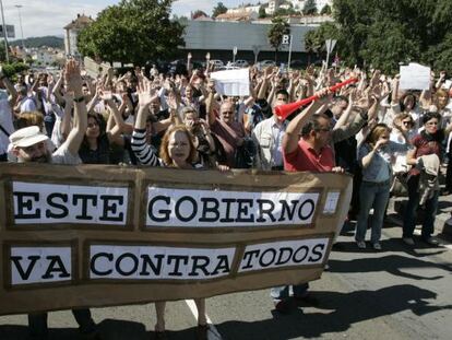 La protesta de los funcionarios cort&oacute; ayer una avenida de Santiago. 