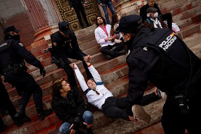 Los manifestantes, vinculados al movimiento denominado Rebelión Científica, protestan por la falta de acciones del Gobierno contra la crisis climática y contra la Ley de Cambio Climático que el Congreso aprobó el pasado año y que consideran insuficiente.