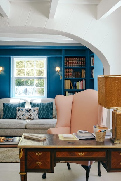 La biblioteca, ubicada en la planta baja y situada en el otro extremo del salón con chimenea, es la única estancia con licencia de color en las paredes.