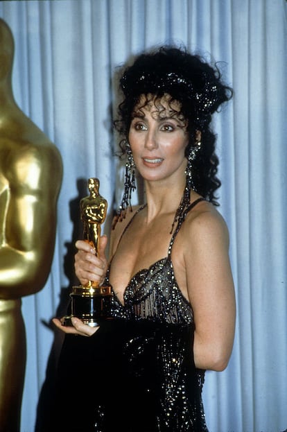 Para su segunda nominación al Oscar y convencida de que finalmente podría recoger una estatuilla, Cher recurrió de nuevo a la imaginación de Bob Mackie, quien diseñó para ella el inolvidable escote con el que después recogería el premio a la mejor actriz por su papel en 'Hechizo de luna'. Fue en 1988. El año en el que la leyenda quedó refendada por la Academia y en el que su imagen quedó grabada para siempre en el imaginario popular.