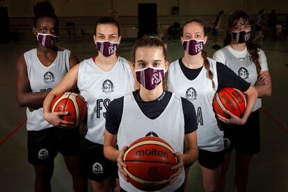 Las jugadoras de baloncesto del Sant Adrià, equipo de la Liga Femenina 2. / JUAN BARBOSA