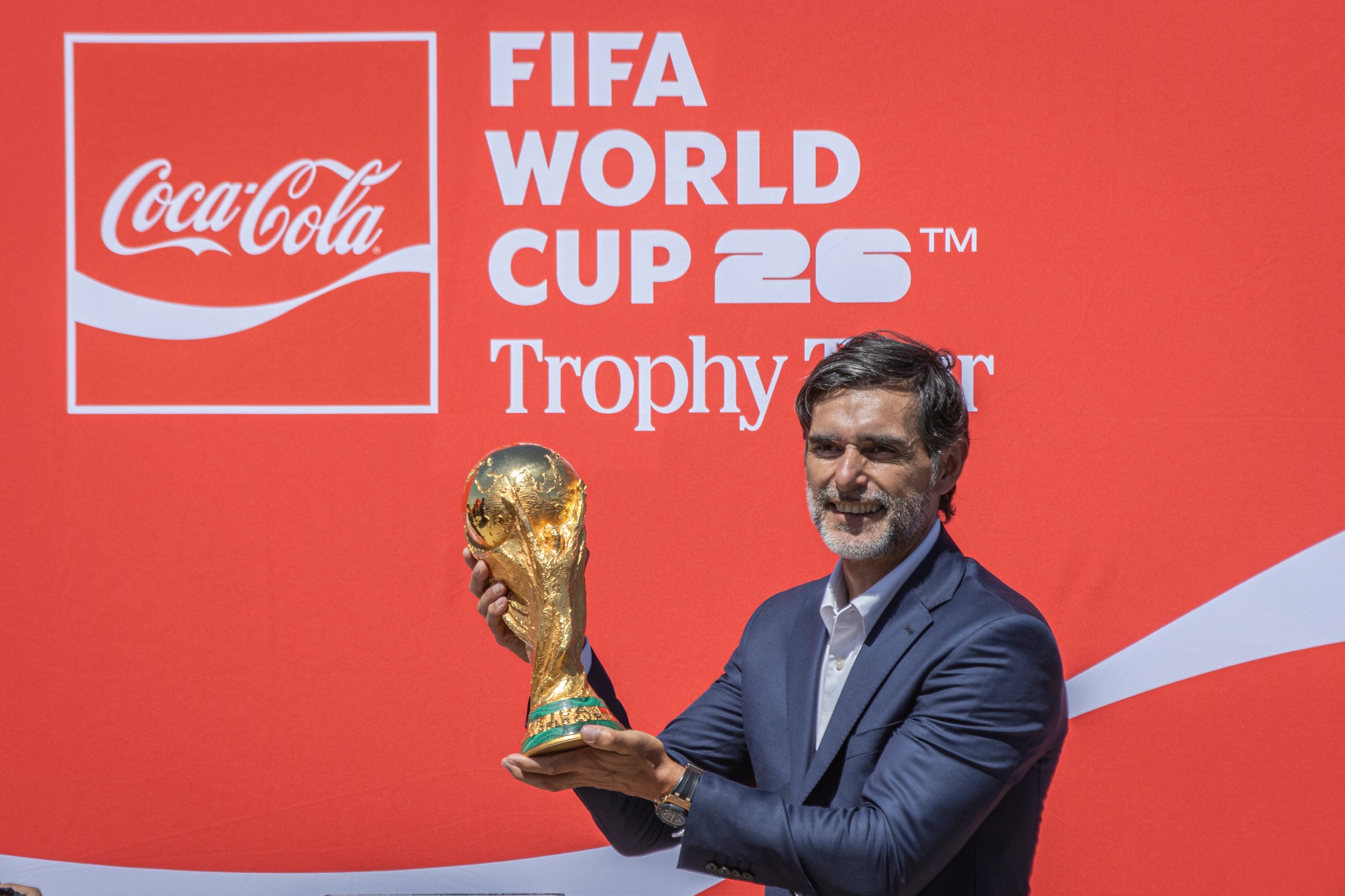 Roberto 'El Ratón' Ayala sostiene el trofeo de la Copa del Mundo, este viernes.