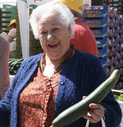 Rosario Martín era la primera en la cola para coger frutas y hortalizas.