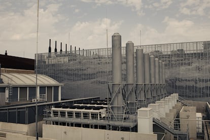Detalle de las chimeneas de vapor de agua de los sistemas de refrigeración de los centros de datos MRS2 y MRS4 de Marsella.
