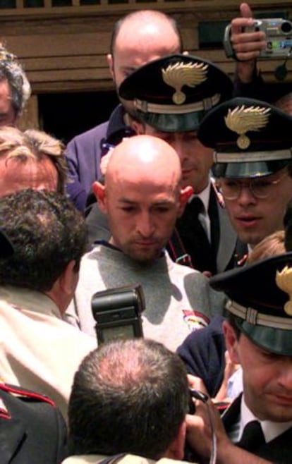 Pantani sale de su hotel en Madonna di Campiglio tras ser expulsadod el Giro de 1999.