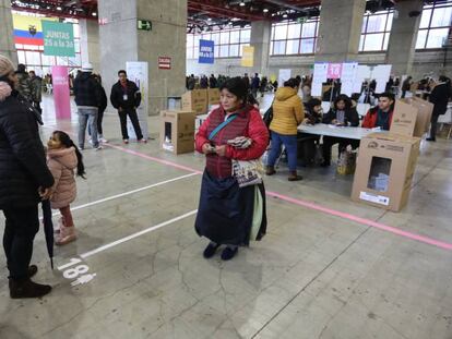 Ciudadanos ecuatorianos hacen cola para votar en el Pabell&oacute;n de Cristal de Madrid, este domingo.