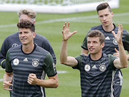 M&uuml;ller y Mario G&oacute;mez durante un entrenamiento. 