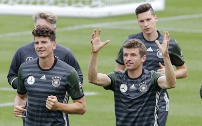 M&uuml;ller y Mario G&oacute;mez durante un entrenamiento. 