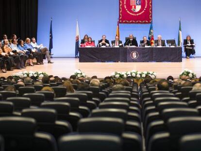 El Paraninfo de la Universidad de Alicante, semivac&iacute;o, en el acto de la apertura de curso. 