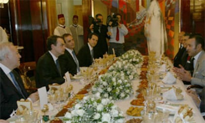 Han acompañado en a Zapatero en su visita a Casablanca los ministros de Exteriores (Miguel Ángel Moratinos, a la izquierda del presidente del Gobierno español) y de Interior (José Antonio Alonso). En la reunión se ha hablado de terrorismo, inmigración ilegal, narcotráfico y cooperación española.