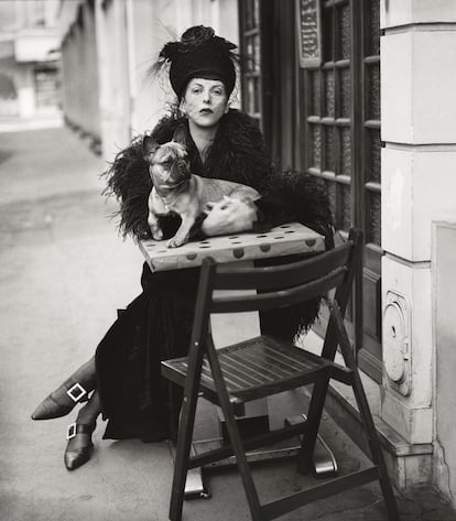 La editora de moda y modelo Isabella Blow, retratada en París en 1993 por Steven Meisel, una de las imágenes que se pueden ver en la exposición.
