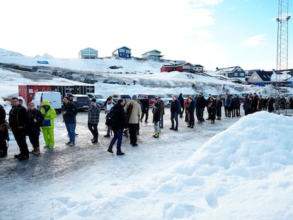 Decenas de personas hacen cola para votar, este martes en Nuuk (Groenlandia).