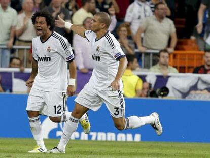 Marcelo  y Pepe celebran el primer gol del equipo madridista