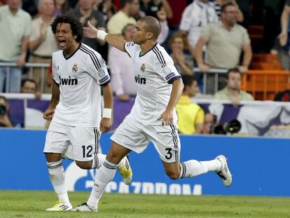 Marcelo  y Pepe celebran el primer gol del equipo madridista