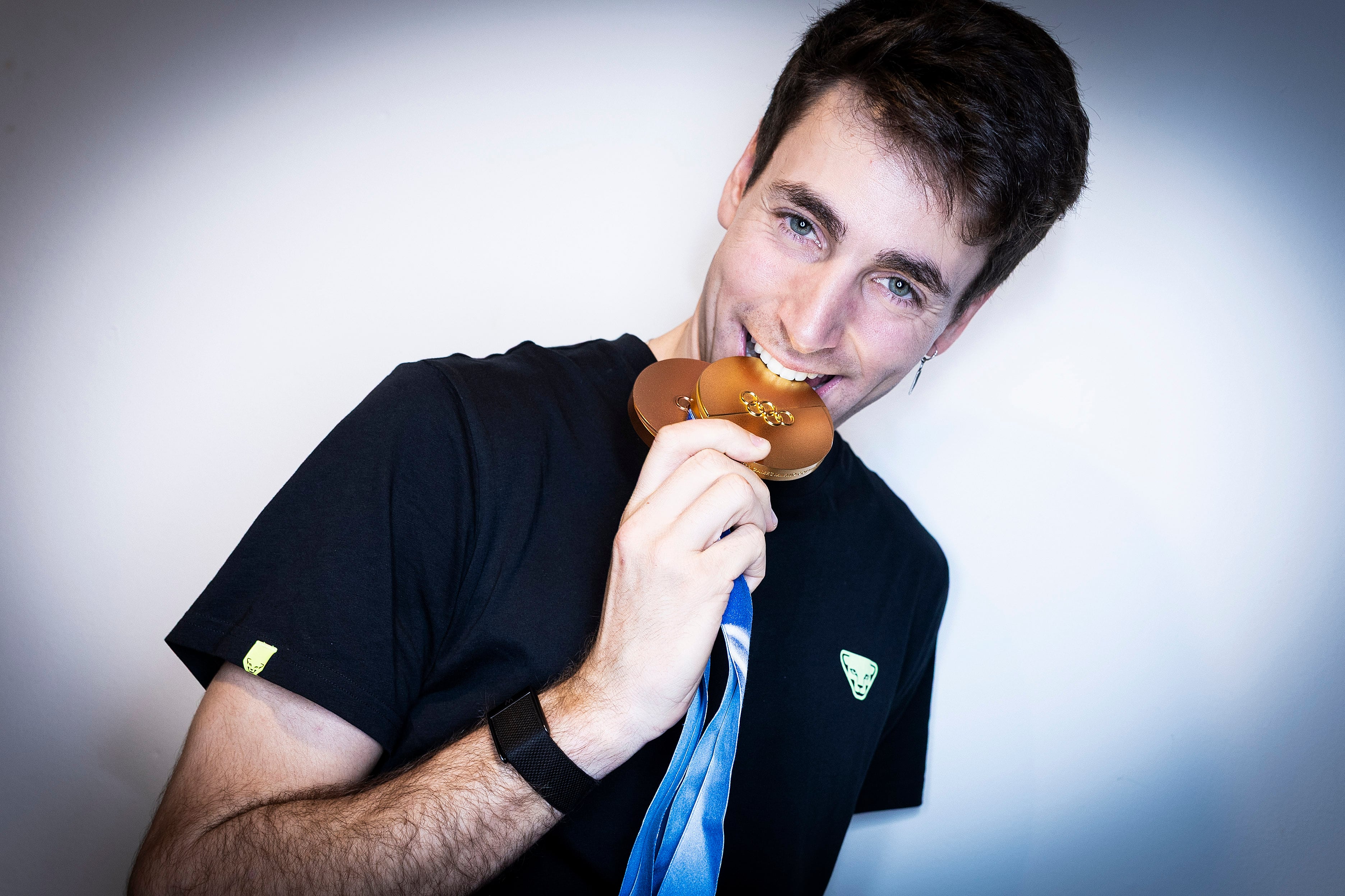 Oriol Cardona, doble medalla en las olimpiadas de invierno de Milán - Cortina muerde los dos metales en la sesión de fotos tras la charla. 