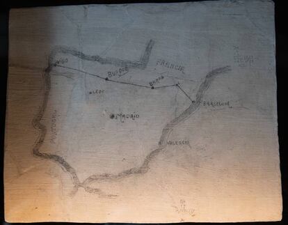 Otros trazaban el mapa de cómo llegaron hasta este campo de concentración improvisado cerca de Vigo.