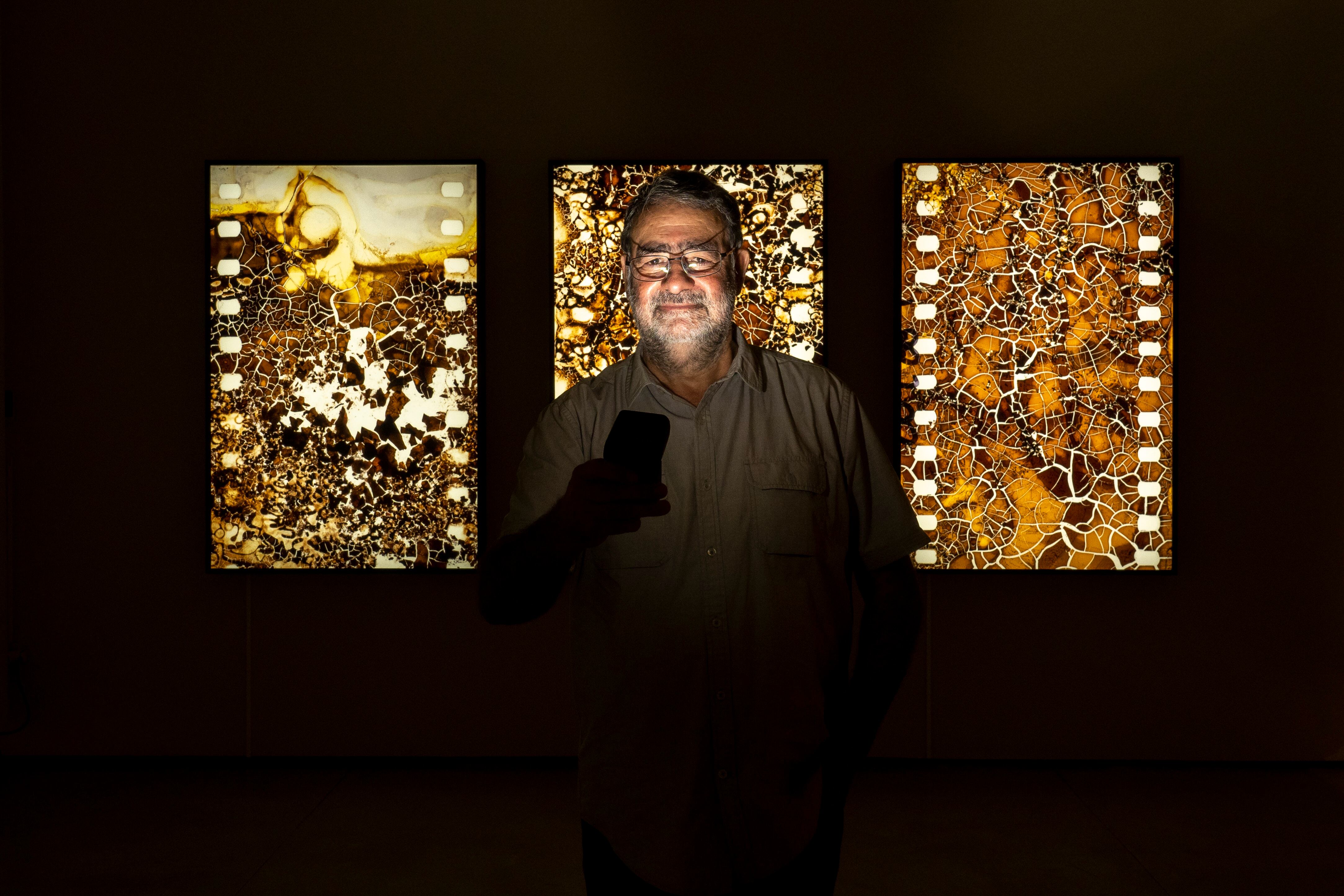 Joan Fontcuberta junto a dos de sus obras de la serie 'Trauma' que pueden verse en Can Framis.