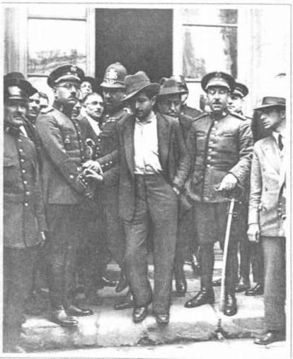 Ricardito sale de la Jefatura de Policía de Barcelona, en mayo de 1929.