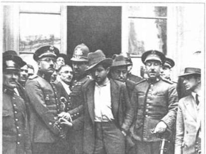 Ricardito sale de la Jefatura de Policía de Barcelona, en mayo de 1929.