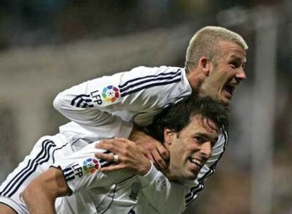 Beckham felicita a Van Nistelrooy por su gol.