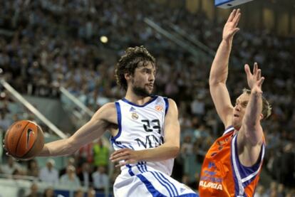 Sergio Llull entra a canasta ante la oposición de Savanovic.