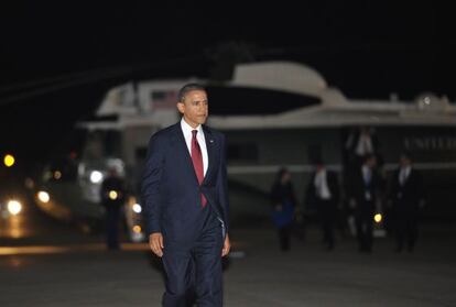 El presidente, Barack Obama, en el aeropuerto JFK de Nueva York camino de Washington tras acabar el debate del martes.