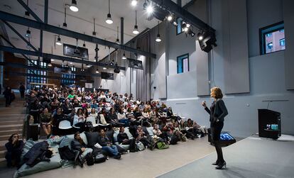 Fuencisla Clemares, dando una charla en las instalaciones de Campus Madrid, su centro de startups tecnológicas.