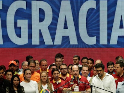 Julio Borges discursa para venezuelanos após a vitória no referendo