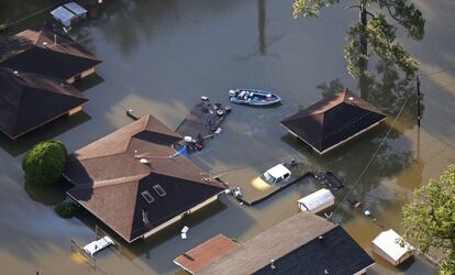 Una lancha junto a una vivienda unifamiliar completamente inundada de la ciudad de Beaumont, el 31 de agosto.