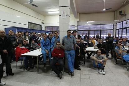 Trabajadores de Roca reunidos en asamblea.