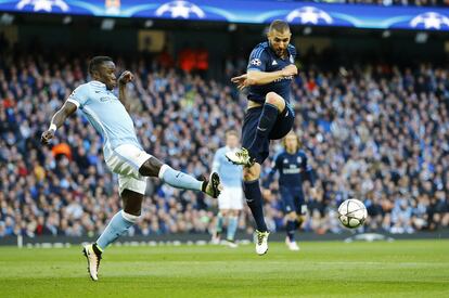 Karim Benzema (d) del Real Madrid durante una jugada frente al jugador Bacary Sagna del Manchester City.