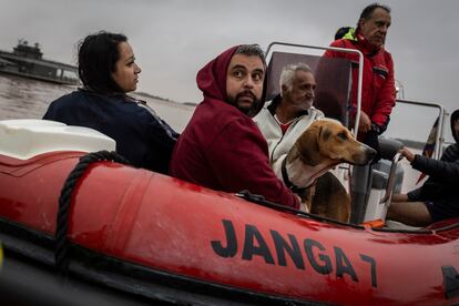 Habitantes de las islas costeras del lago Guaíba son rescatados por el ejército brasileño luego de una crecida del río debido a las fuertes lluvias en Río Grande do Sul.