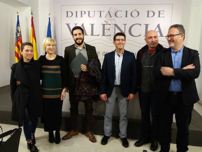 Sergi Pitarch y Jorge Rodr&iacute;guez, en el centro, con la viuda y la hija de Josep Torrent. 