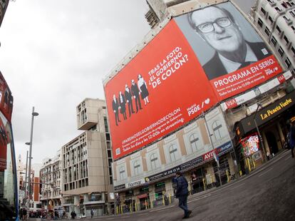 La lona del candidato del PSOE a la Presidencia de la Comunidad de Madrid, Ángel Gabilondo, en la fachada de uno de los edificios de la madrileña plaza de Callao.