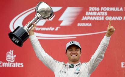 Nico Rosberg celebra su victoria en Japón.