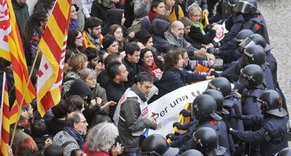Enfrentamiento entre 'mossos' y estudiantes en la UdG el pasado 16 dicembre.