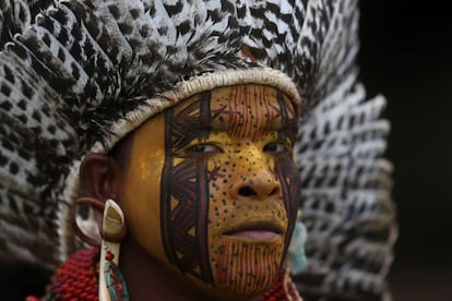 Brasil acoge los primeros Juegos Mundiales de los Pueblos Indígenas (JMPI). En la imagen, retrato de un indio pataxo que participa en una de las pruebas.