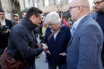 Clara Ponsatí era detenida el martes por un 'mosso d'esquadra' (izquierda) que le enseñaba su acreditación, en la plaza de la Catedral de Barcelona.
