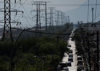 El tránsito en San Pedro Garza García (Estado de Nuevo León), durante una ola de calor, el 9 de mayo.