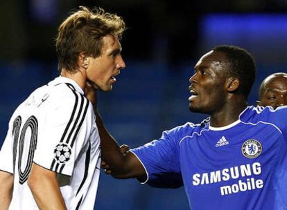 Essien, del Chelsea, se encara con el jugador visitante Vidar Riseth