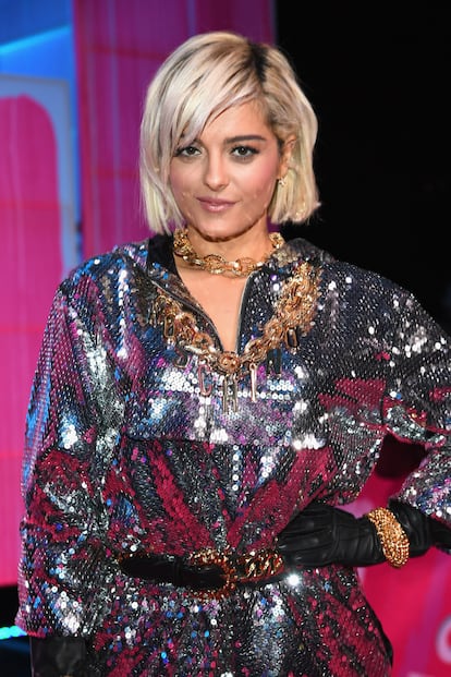 Bebe Rexha, con total look de Moschino para H&M.