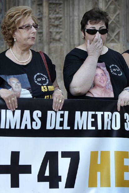 Pasados 48 meses del accidente de metro de Valencia que costó la vida a 43 personas y 43 concentraciones de protesta después, la Asociación Víctimas del Metro del 3 de julio volvió a reunirse ayer al pie del pórtico gótico de la catedral para exigir responsabilidades por el siniestro.