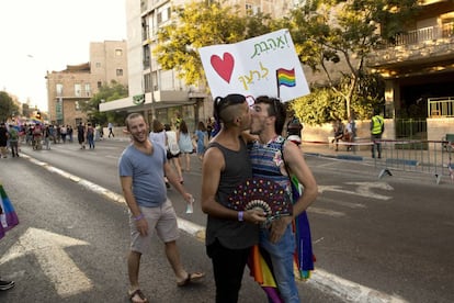 Israelíes se besan durante el desfile del orgullo gay en Jerusalén, este jueves