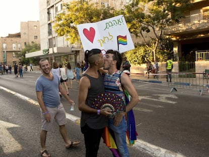 Israel&iacute;es se besan durante el desfile del orgullo gay en Jerusal&eacute;n, este jueves