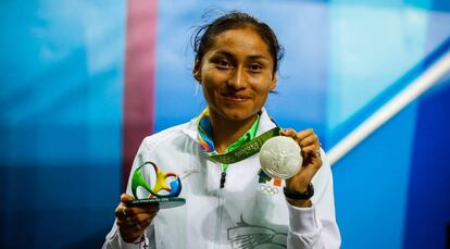 Guadalupe González muestra su medalla de plata.