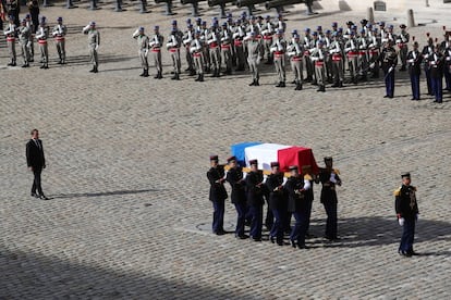 Los guardias republicanos franceses trasladan el ataúd de Jacques Chirac.