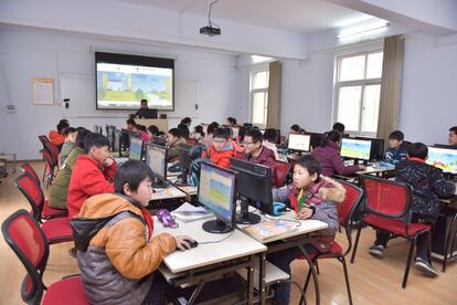Por el aula Firefly del colegio Yulong Town pasan cada semana 300 de los 720 alumnos de la escuela
